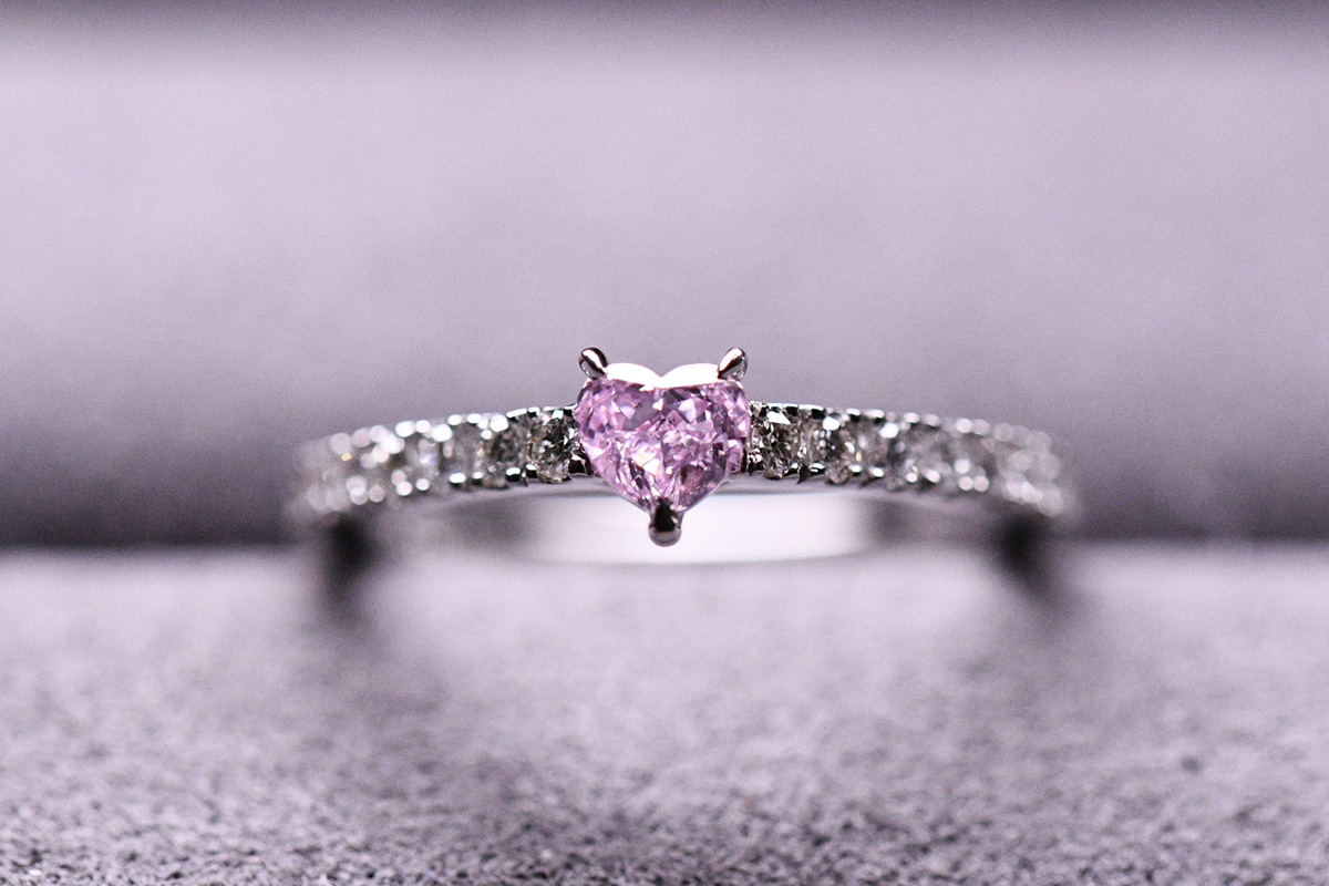 とても形の美しいハート型のピンクダイヤモンドを贅沢に使用したピンクダイヤモンドリングが完成しました