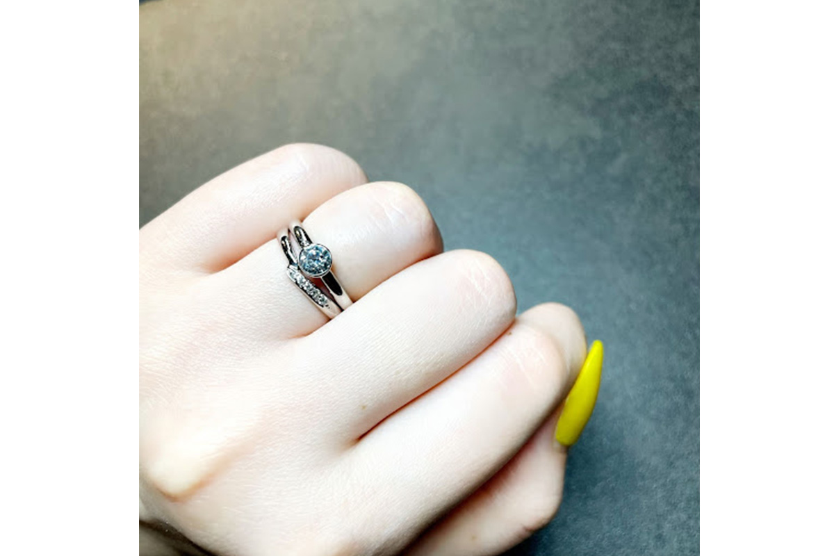 婚約指輪と結婚指輪の重ね着け！ストレート×V字型の相性は？
