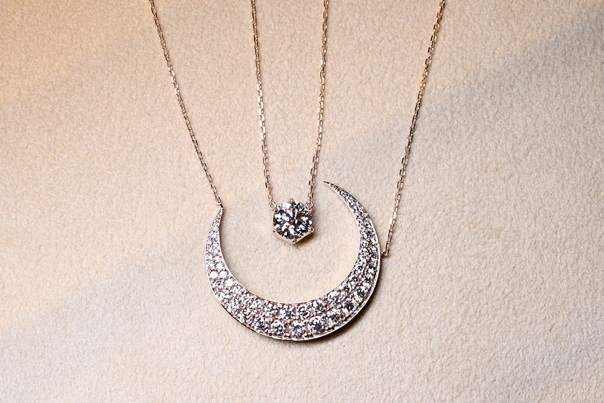 ダイヤモンドを敷き詰めた大きな月デザインと、太陽の様な輝きを放つ1ctのダイヤモンド