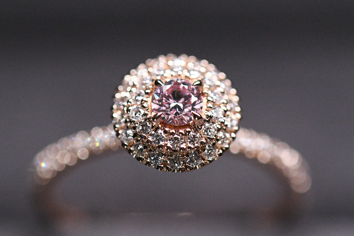 ピンクダイヤモンドはアーガイル鉱山産のお墨付きを得たガードル刻印入り