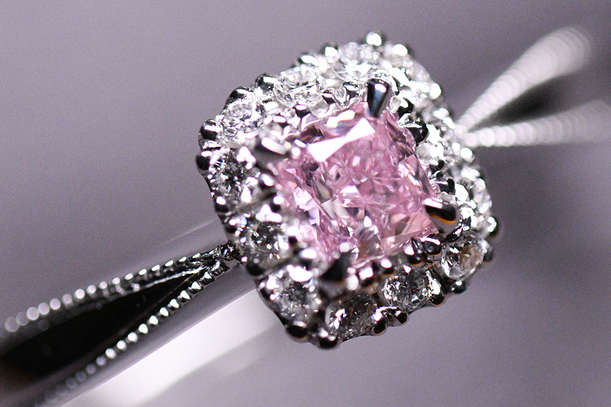 鑑定結果がインテンスが出てもおかしくないほど色が濃くとても美しいパープリッシュ系ピンクダイヤモンド
