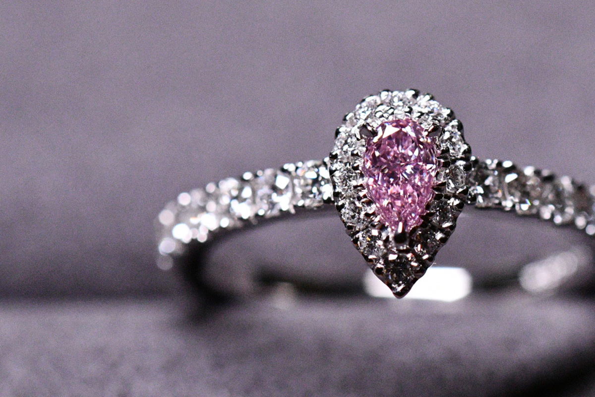 ピンクダイヤモンドは繊細に整えられた爪で美しくセッティング