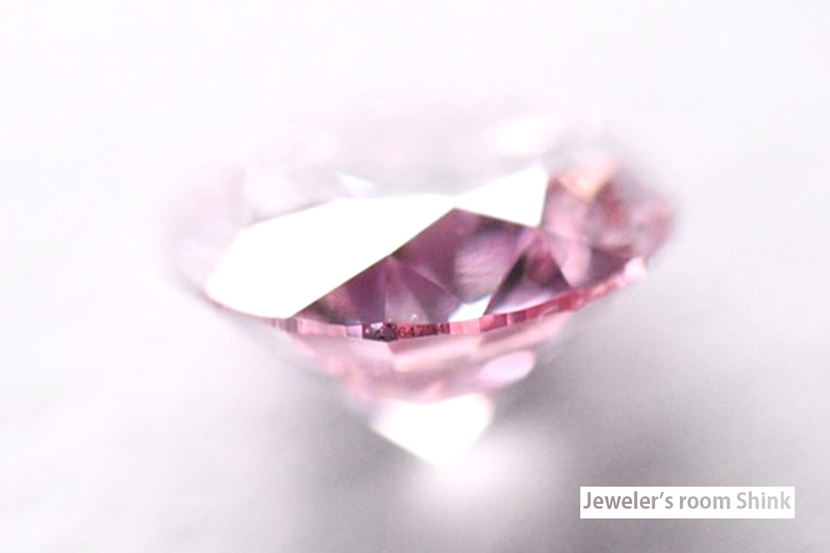 アーガイル産地証明のインスクリプションナンバーが刻印されたピンクダイヤモンド