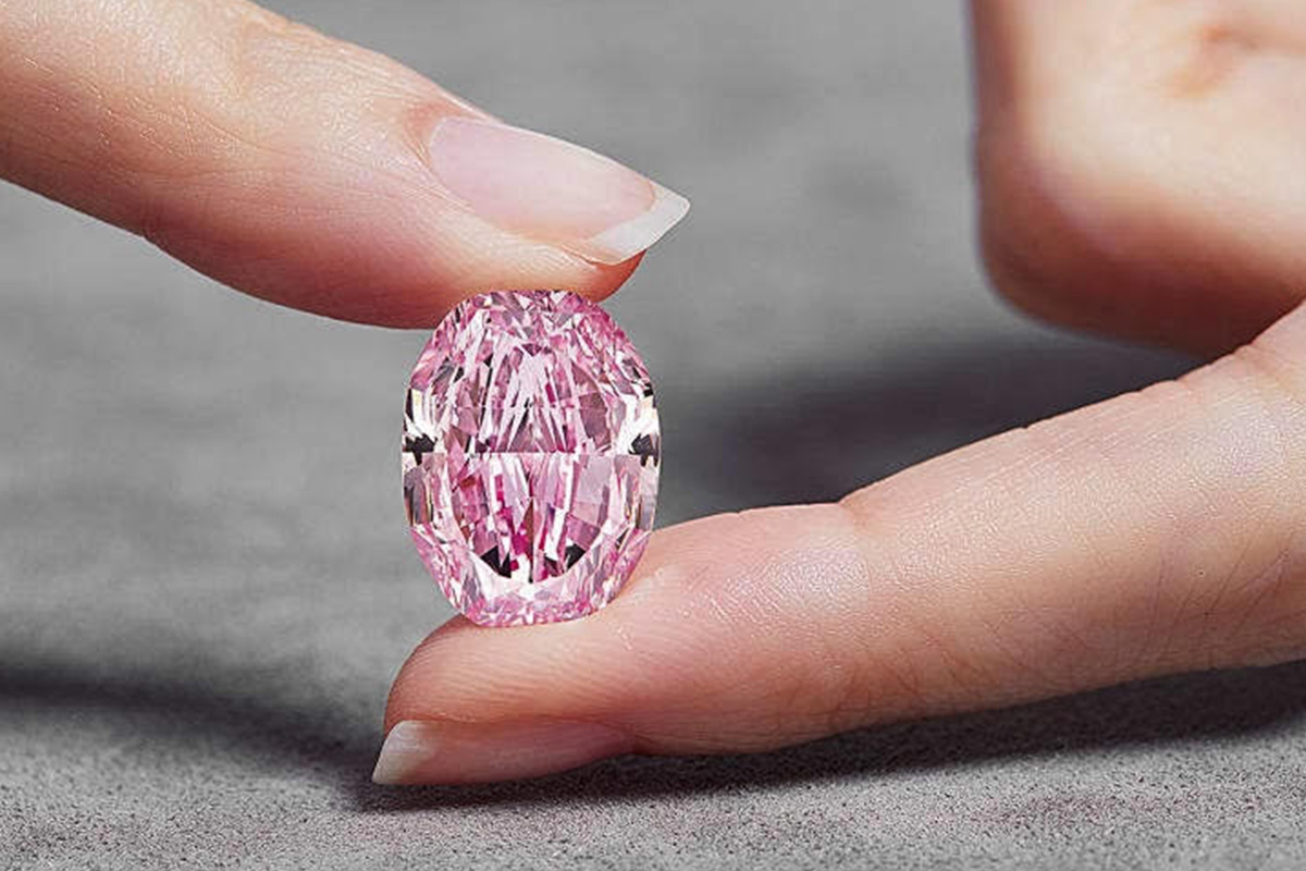 アルロサが一年がかりでカットした美しいオーバルのピンクダイヤモンド