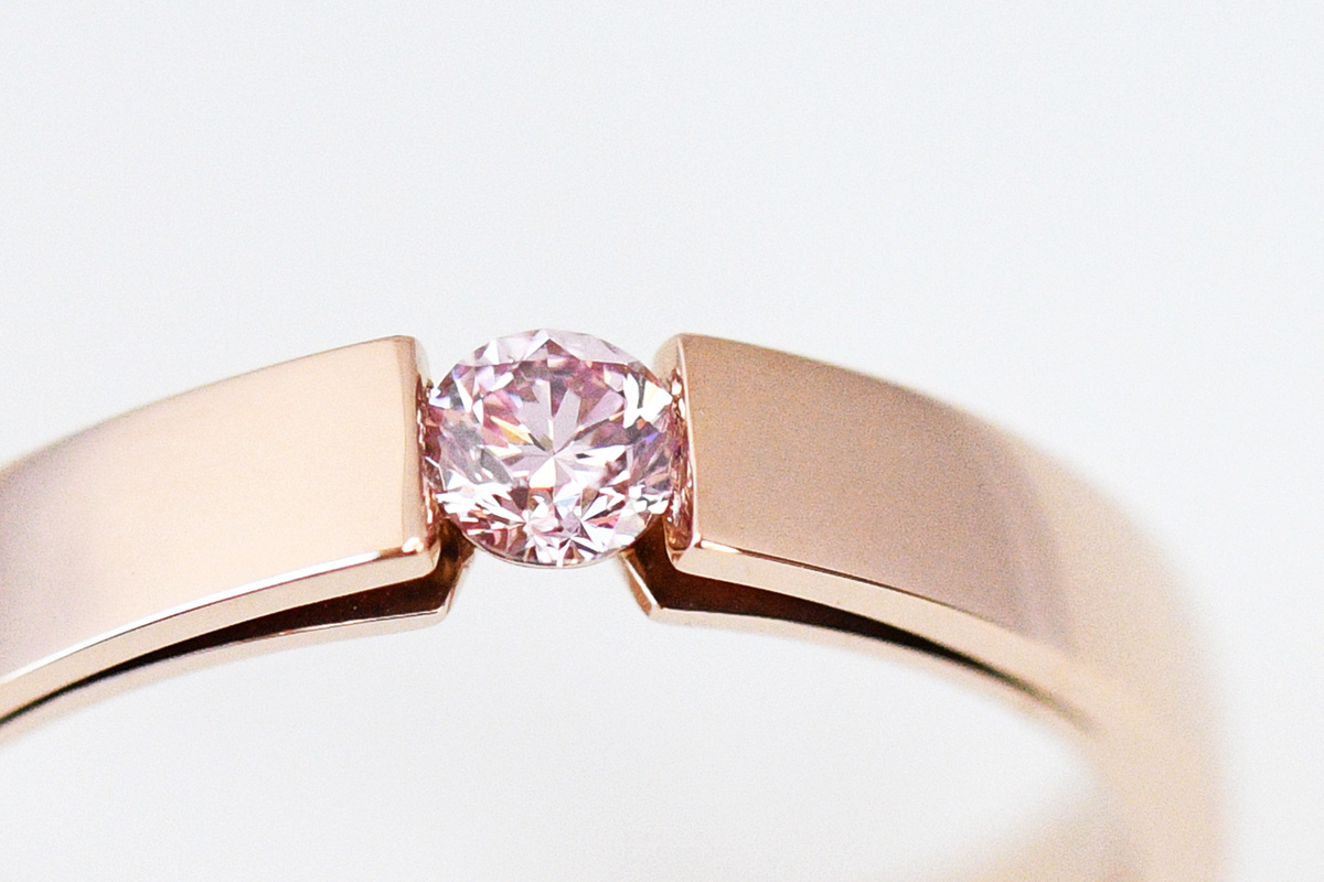 ダイヤモンドの直径＝リングの幅に設定しさりげなく指元に輝くエレガントリング