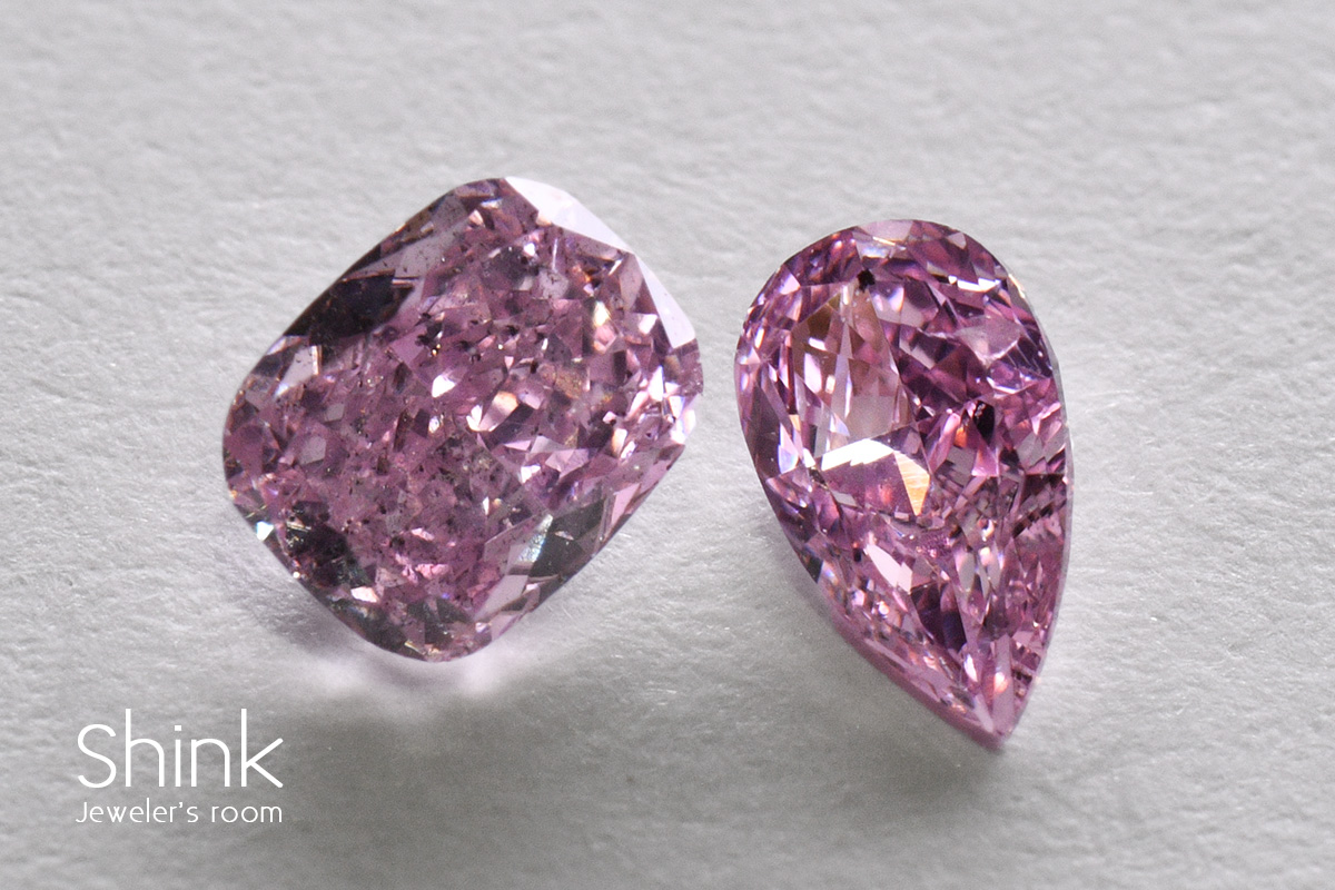 同じカラーグレードのピンクダイヤモンドだが、左のルースは右のルースに比べやや色が暗い印象