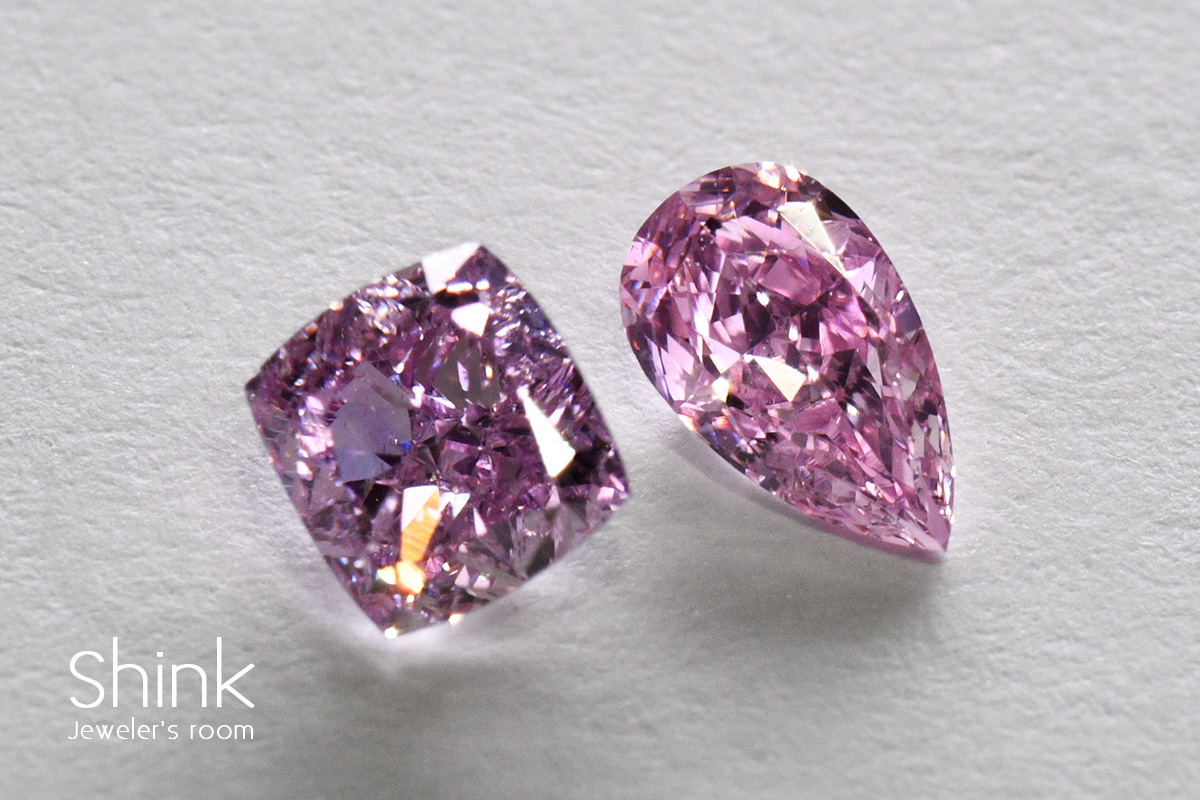 右のピンクダイヤモンドに対して左のカラーは紫が強い印象