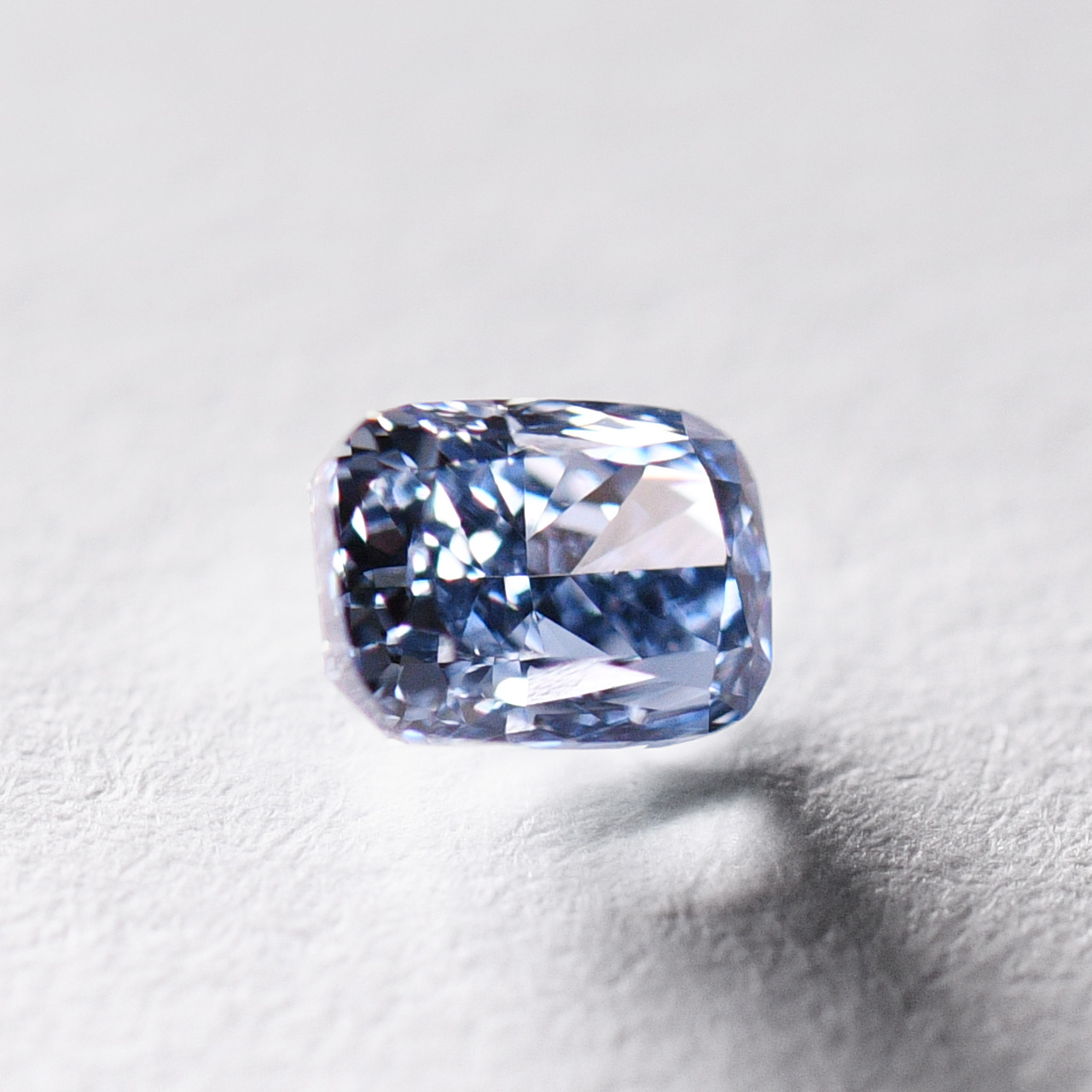 ブルーダイヤモンドルース画像3の拡大画像｜0.21ct, Fancy Vivid Blue, VS-2, Cushion, GIA