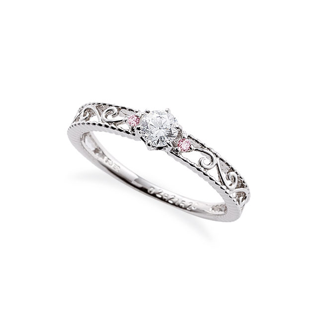 ピンクダイヤモンドの婚約指輪｜リングアームに透かし柄のデザインを施したアンティークな雰囲気漂うリング
