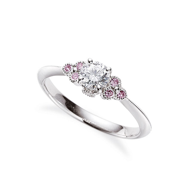 ピンクダイヤモンドの婚約指輪｜両サイドにミルグレインで装飾したお花をあしらった可憐で上品なリング