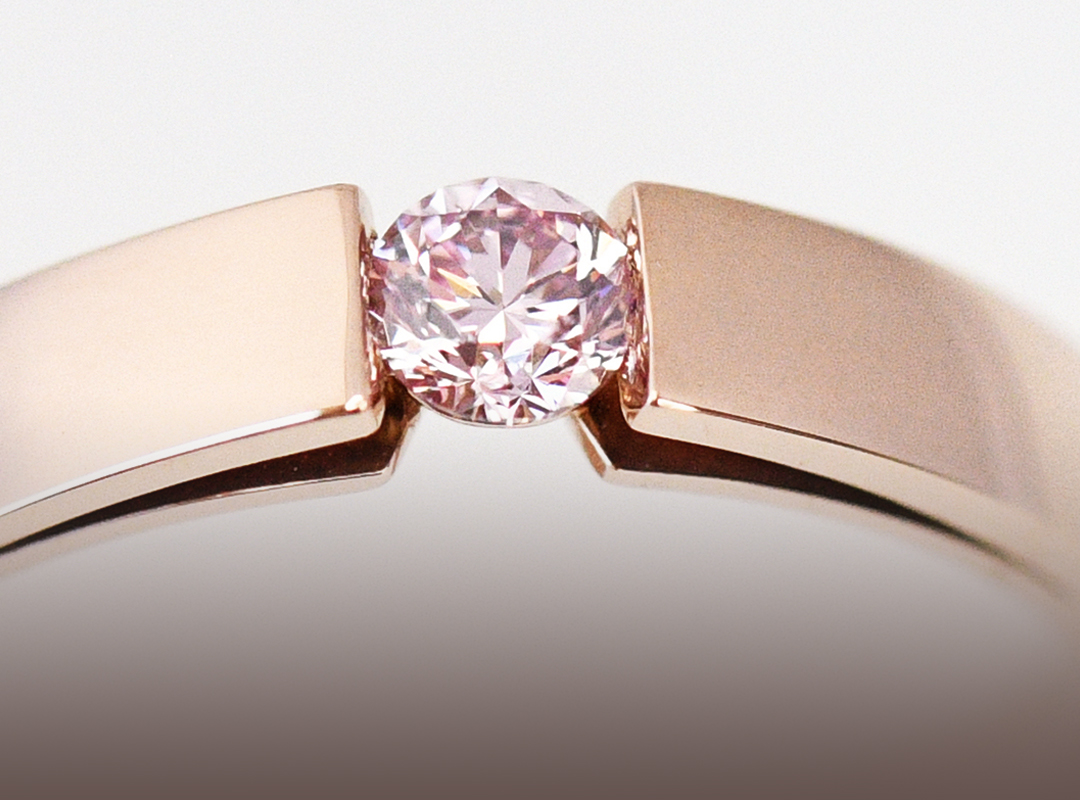 ピンクダイヤモンドのシンプルなデザインリング