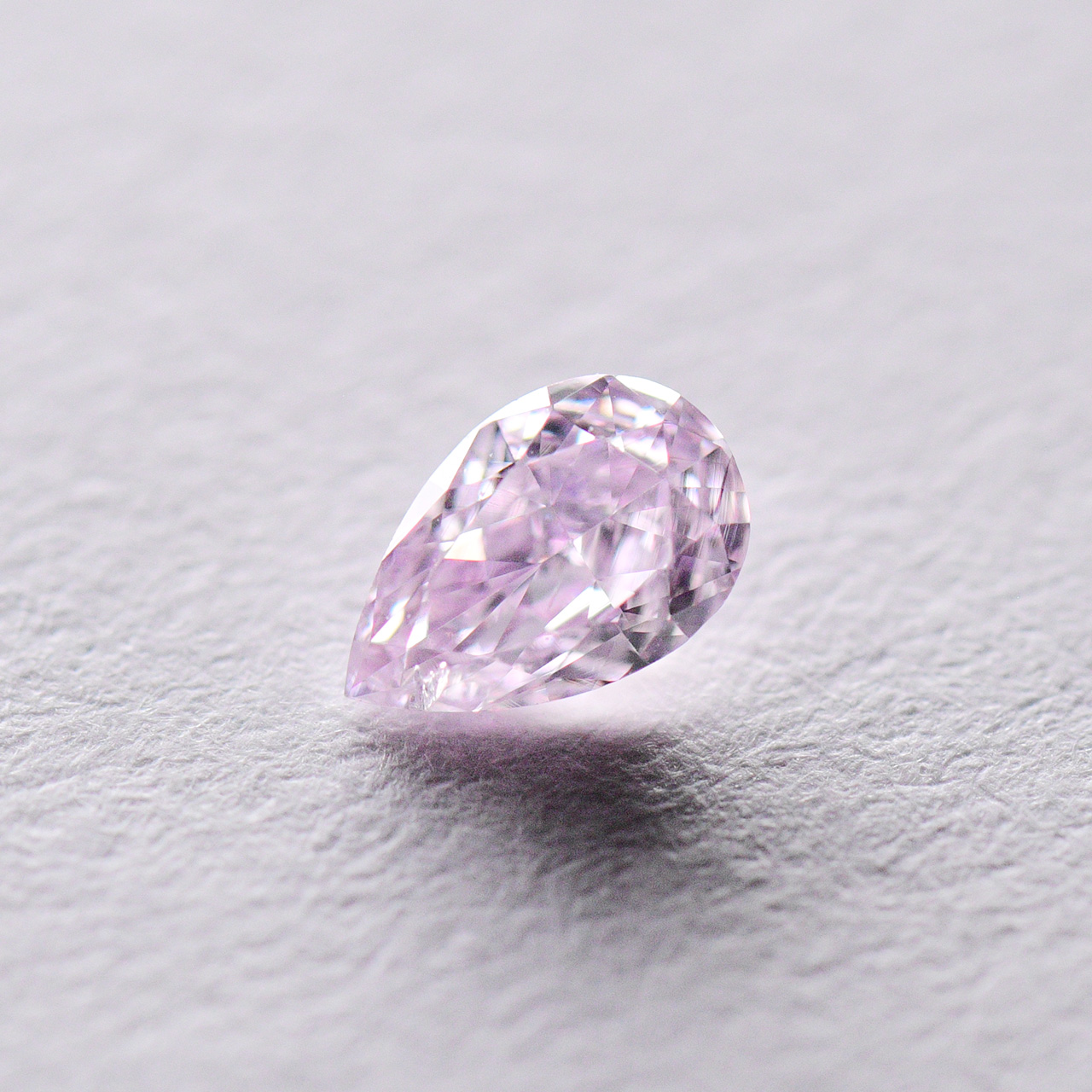 ファンシーピンクパープルダイヤモンドルース画像2の拡大画像｜0.117ct, Fancy Pink Purple, Pear Shape, SI2, CGL