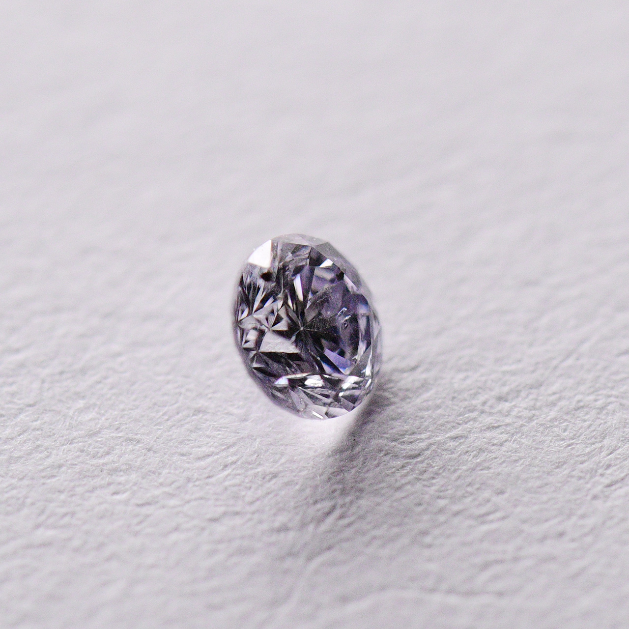 FANCY GRAY VIOLET 0.029ct RD/RT1716/AGT神秘的芸術的優雅高貴再生