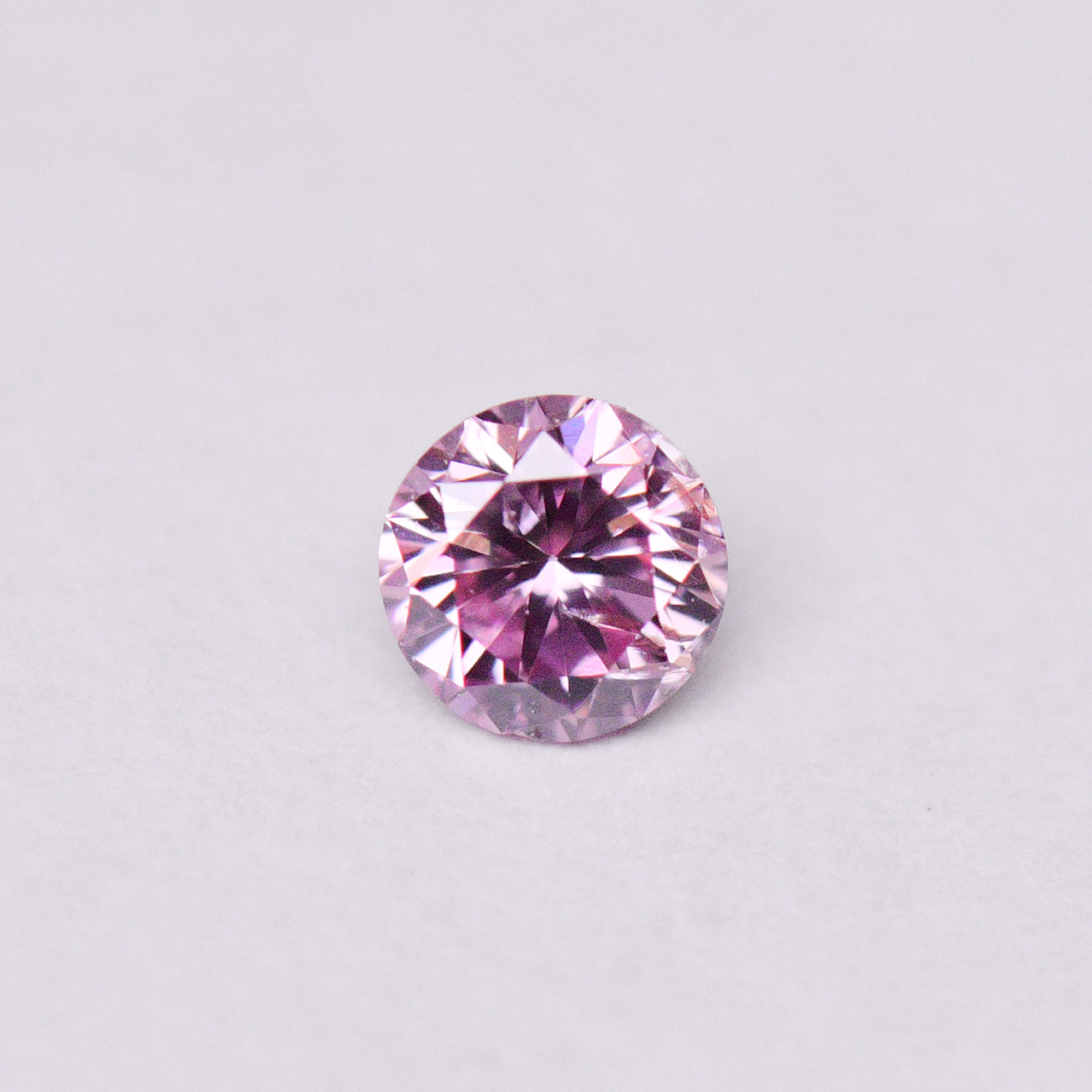 ファンシーインテンスパープリッシュピンクダイヤモンドルース画像1｜0.056ct, Fancy Intence Purplish Pink, Round Brilliant Cut, SI2, CGL