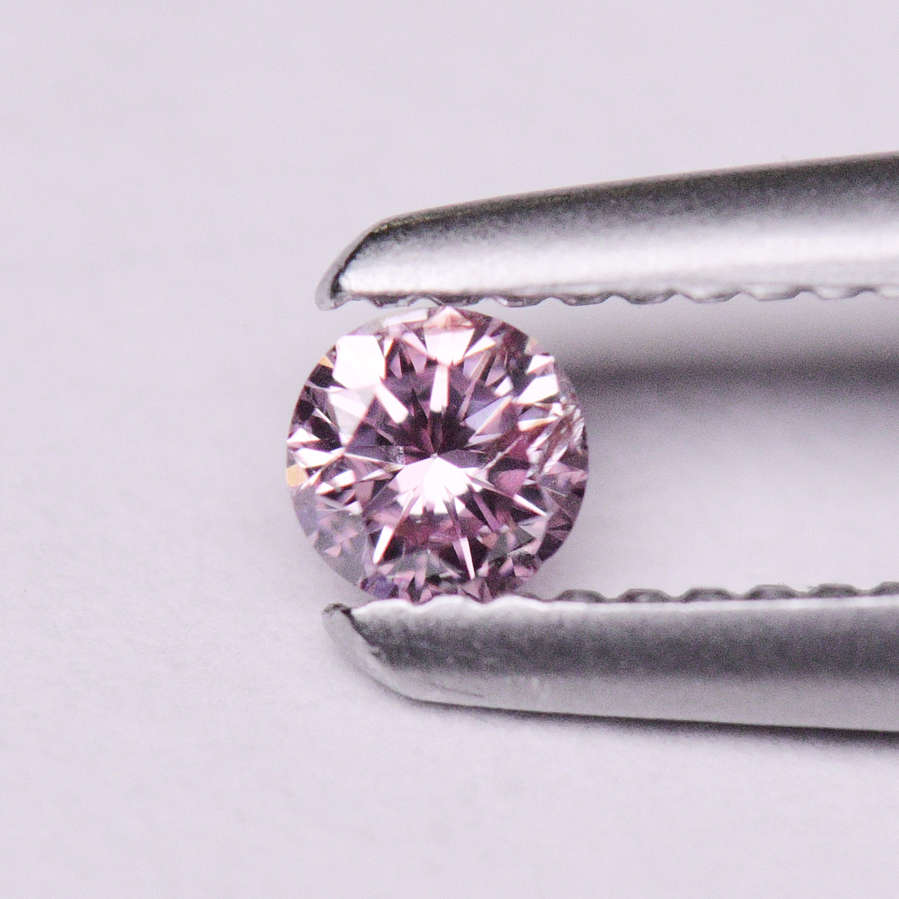ファンシーインテンスパープリッシュピンクダイヤモンドルース‐0.056ct, Fancy Intence Purplish Pink, Round  Brilliant Cut, SI2, CGL｜ジュエラーズルームシンク