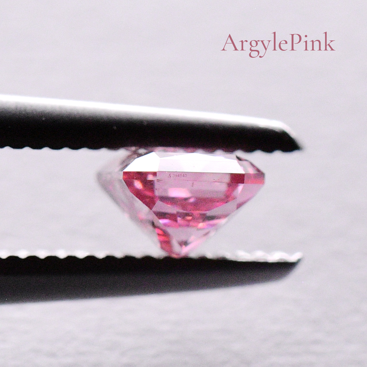 [アーガイル]ファンシービビッドパープリッシュピンクダイヤモンドルース側面の拡大画像｜0.371ct, Fancy Vivid Purplish Pink, Radiant Shape, SI2, CGL & ARGYLE