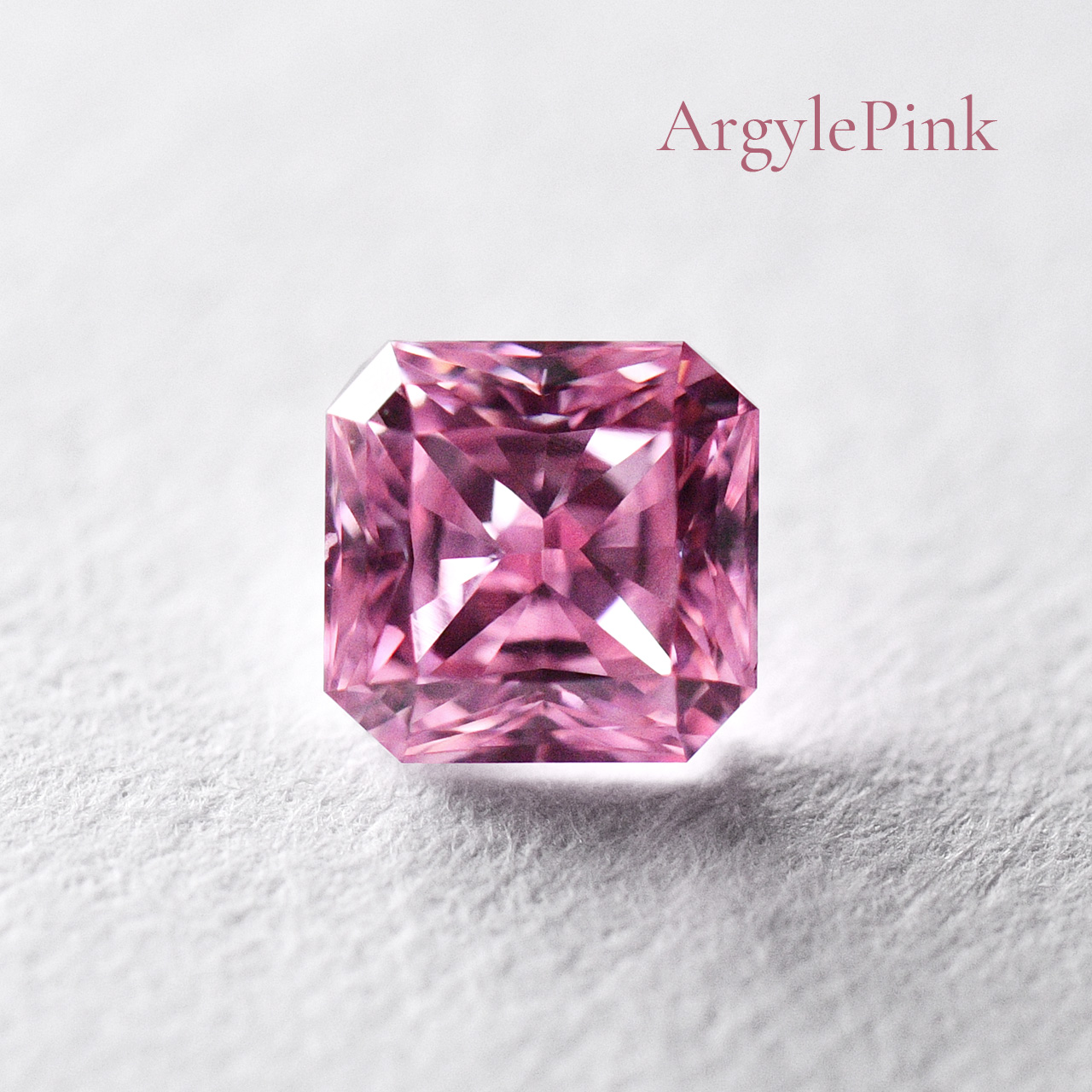 ファンシービビッドパープリッシュピンクダイヤモンドルース画像1｜0.35ct, Fancy Vivid Purplish Pink, Radiant Cut, VS-2, GIA & ARGYLE