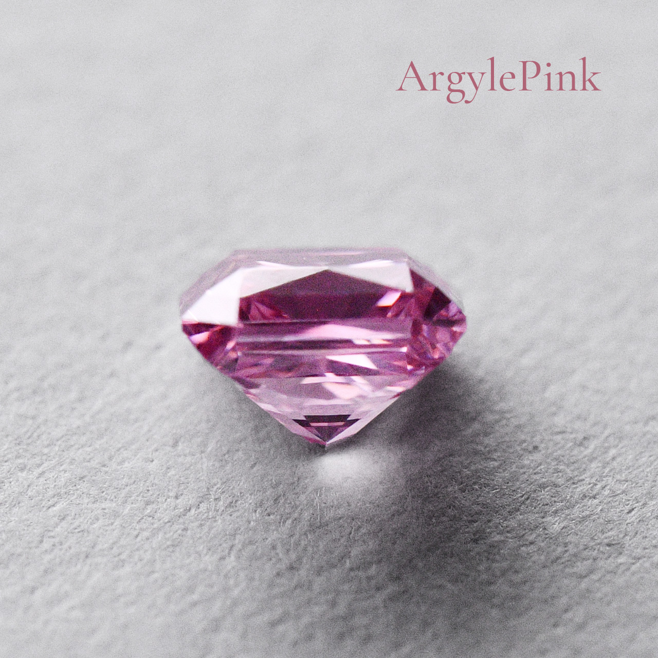 ファンシービビッドパープリッシュピンクダイヤモンドルース側面画像1｜0.35ct, Fancy Vivid Purplish Pink, Radiant Cut, VS-2, GIA & ARGYLE