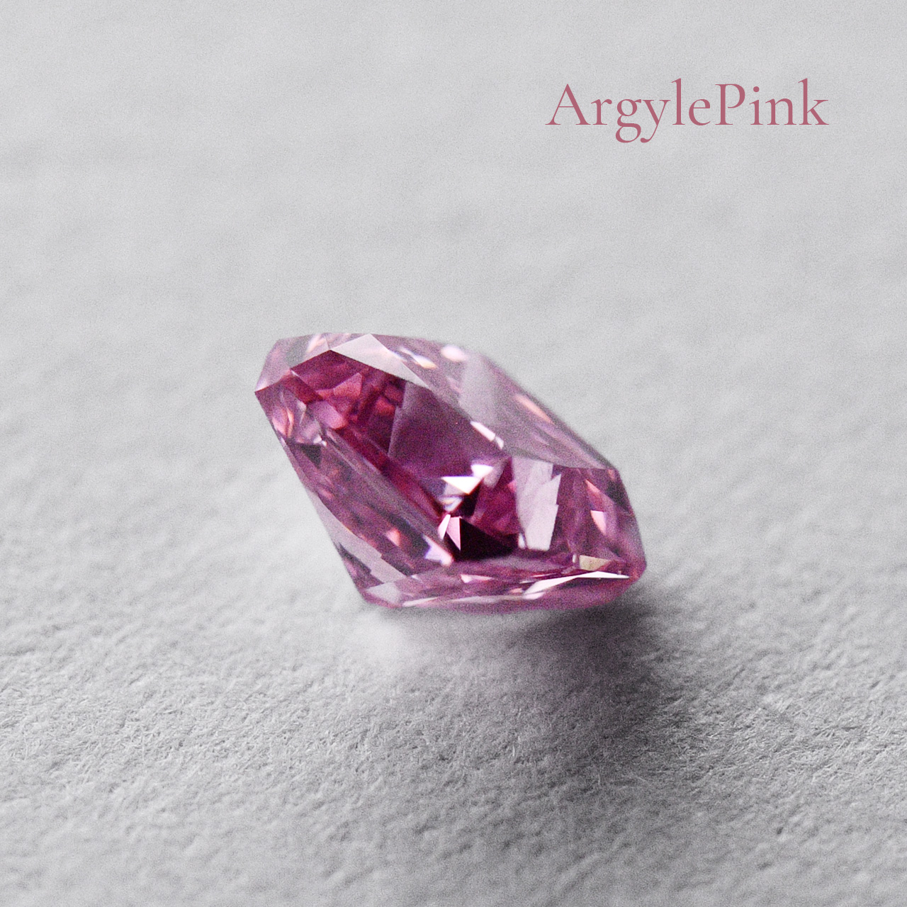 ファンシービビッドパープリッシュピンクダイヤモンドルース側面2の拡大画像｜0.35ct, Fancy Vivid Purplish Pink, Radiant Cut, VS-2, GIA & ARGYLE