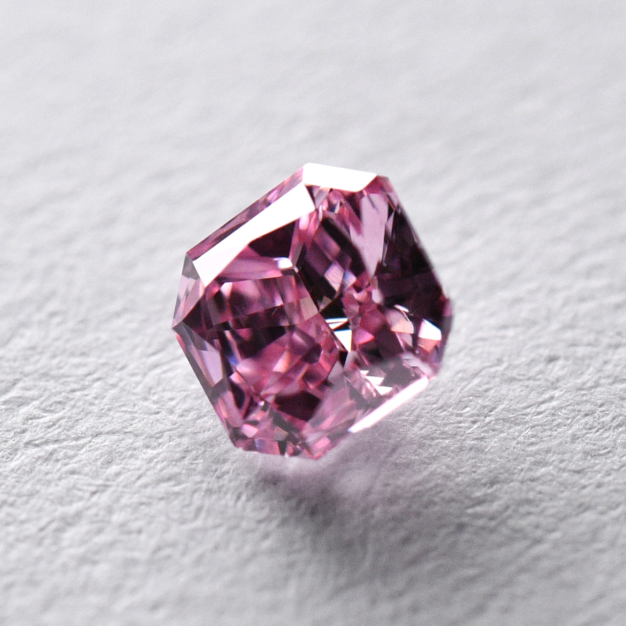 ファンシービビッドピンクダイヤモンドルース画像2の拡大画像｜0.24ct, Fancy Vivid Pink, Radiant, SI-1, GIA