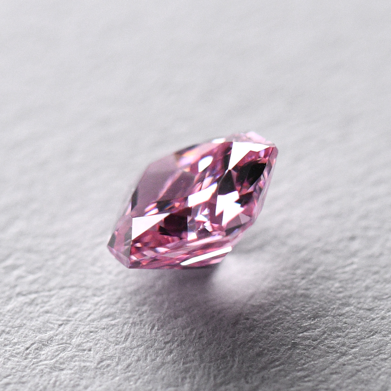 ファンシービビッドピンクダイヤモンドルース画像4の拡大画像｜0.24ct, Fancy Vivid Pink, Radiant, SI-1, GIA