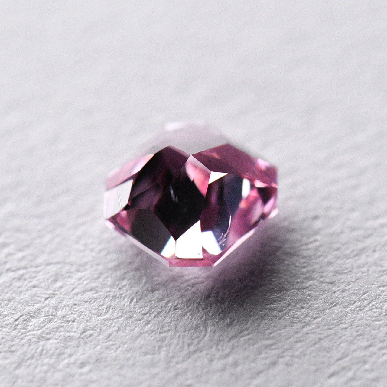 ファンシービビッドピンクダイヤモンドルース画像5の拡大画像｜0.24ct, Fancy Vivid Pink, Radiant, SI-1, GIA
