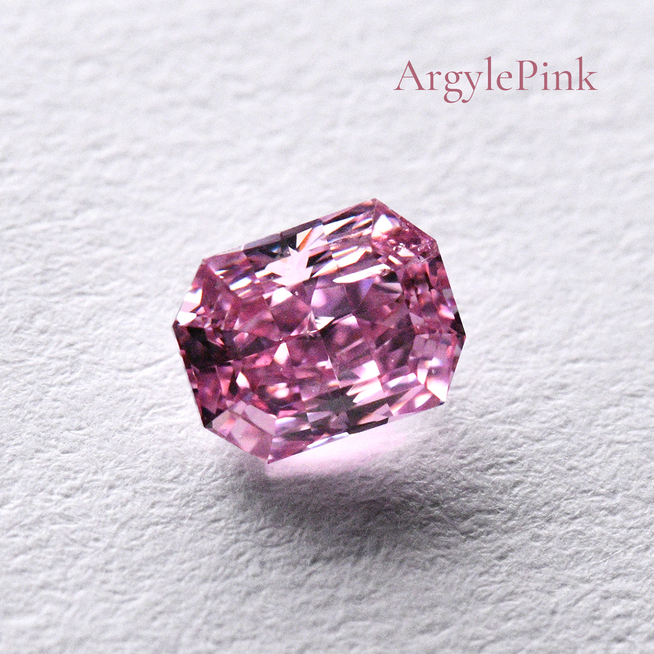 ファンシーインテンスパープリッシュピンクダイヤモンドルース画像1の拡大画像｜0.22ct, Fancy Intense Purplish Pink, Radiant, GIA & ARGYLE