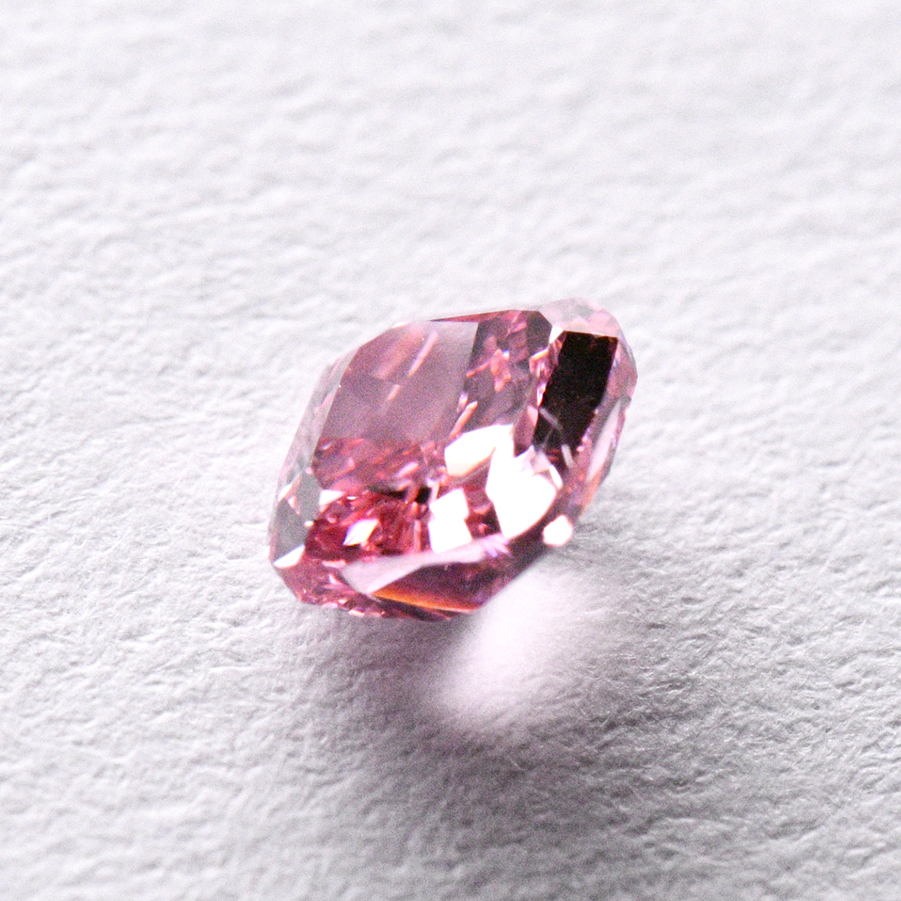 ファンシービビッドピンクダイヤモンドルース画像3の拡大画像｜0.22ct, Fancy Vivid Pink, Cushion Cut, SI-2, GIA