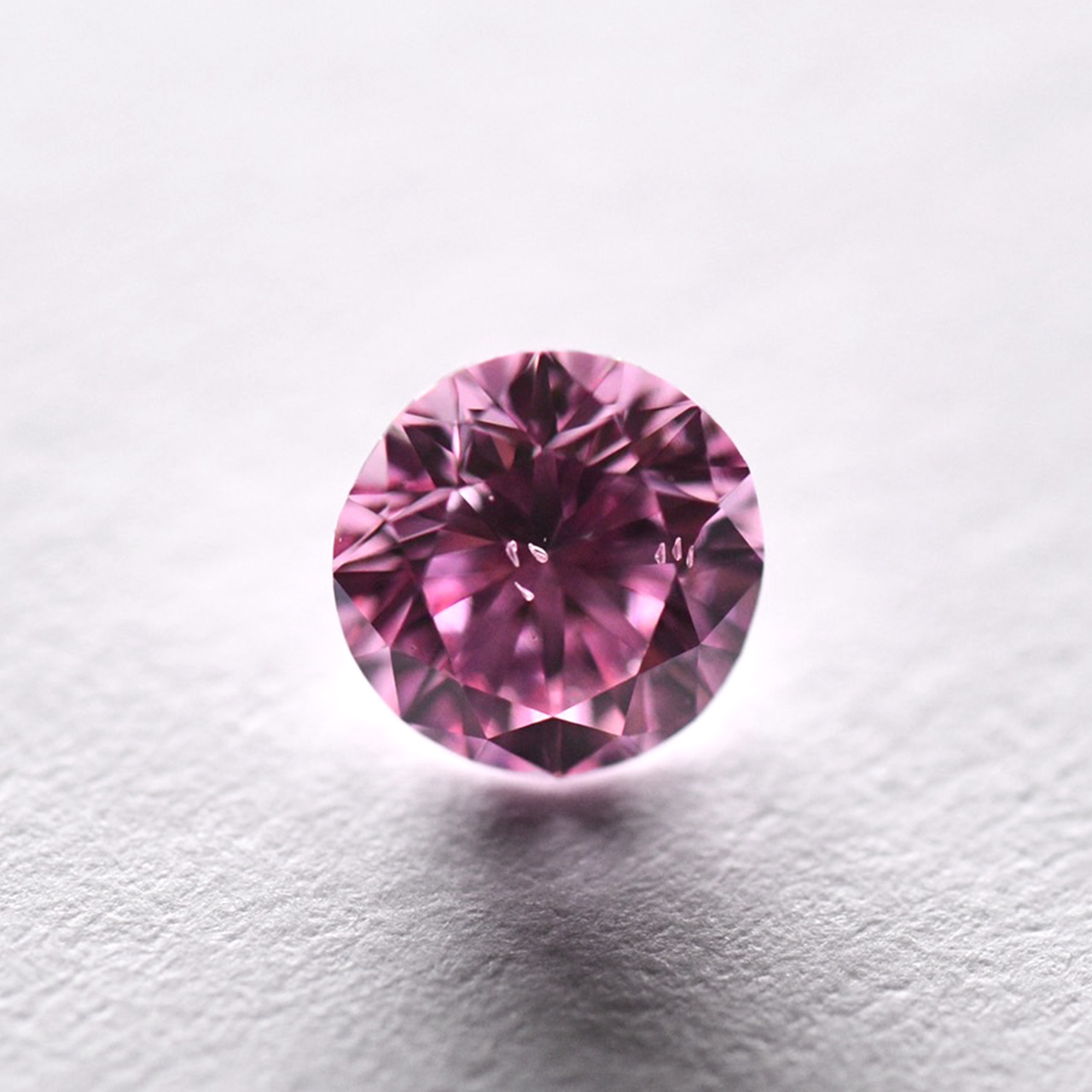 天然ファンシーインテンスパープリッシュピンクダイヤモンドルース画像1の拡大画像｜0.27ct, Fancy Intense Purplish Pink, Round, SI-2, GIA