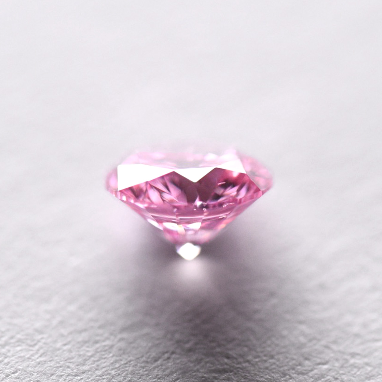 天然ファンシーインテンスパープリッシュピンクダイヤモンドルース画像2の拡大画像｜0.27ct, Fancy Intense Purplish Pink, Round, SI-2, GIA