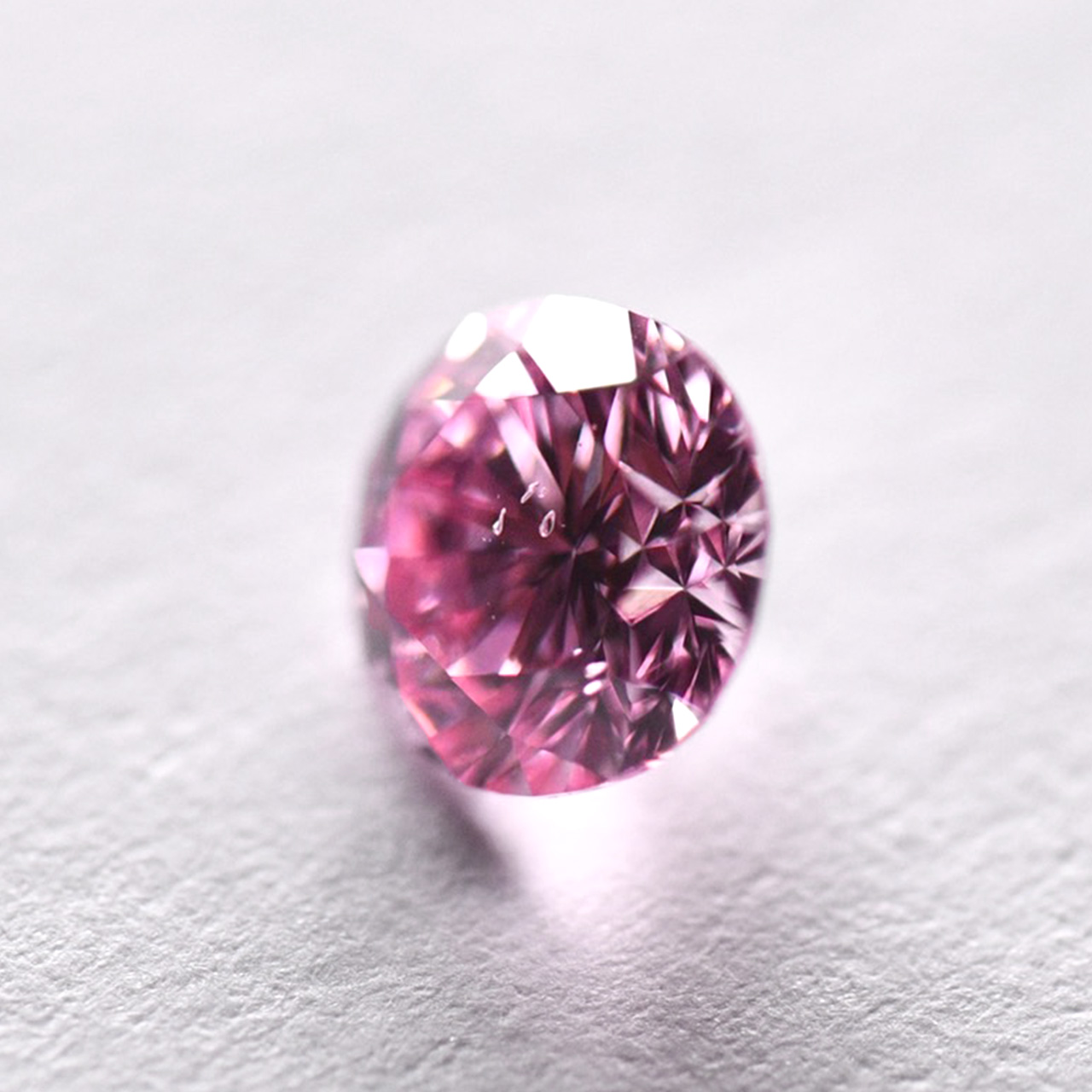 天然ファンシーインテンスパープリッシュピンクダイヤモンドルース画像4の拡大画像｜0.27ct, Fancy Intense Purplish Pink, Round, SI-2, GIA