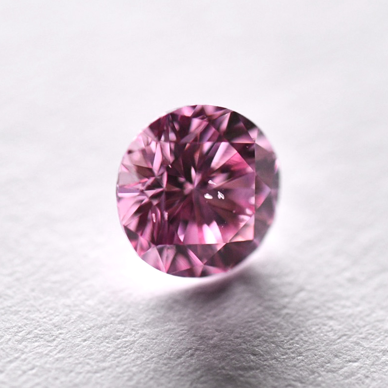 天然ファンシーインテンスパープリッシュピンクダイヤモンドルース画像5の拡大画像｜0.27ct, Fancy Intense Purplish Pink, Round, SI-2, GIA