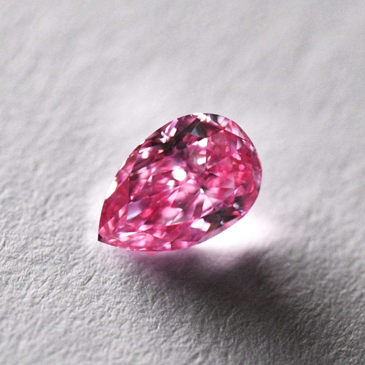 天然ファンシービビッドパープリッシュピンクダイヤモンドルース画像1の拡大画像｜0.22ct, Fancy Vivid Purplish Pink, Pear, VS-2, GIA