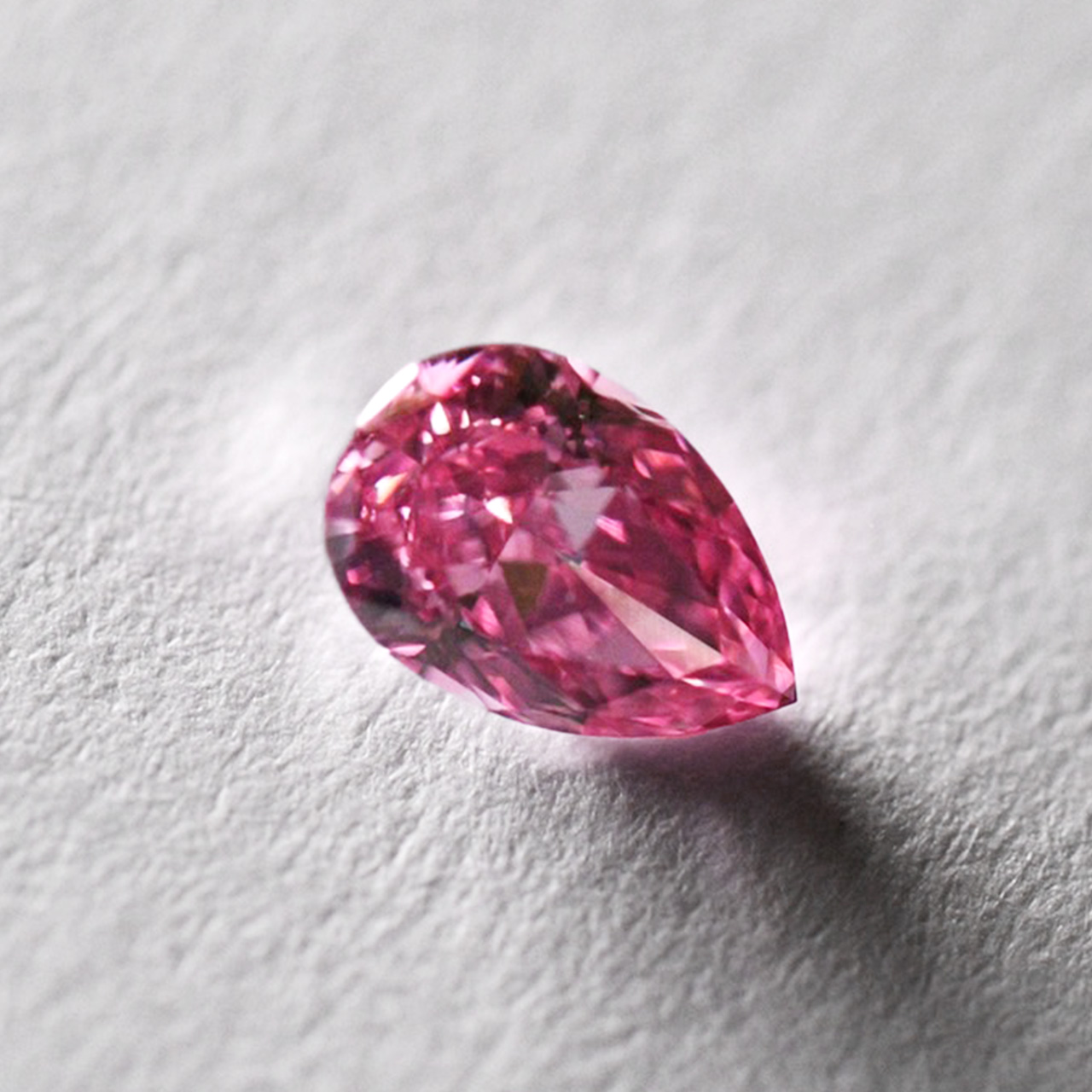 天然ファンシービビッドパープリッシュピンクダイヤモンドルース画像4｜0.22ct, Fancy Vivid Purplish Pink, Pear, VS-2, GIA
