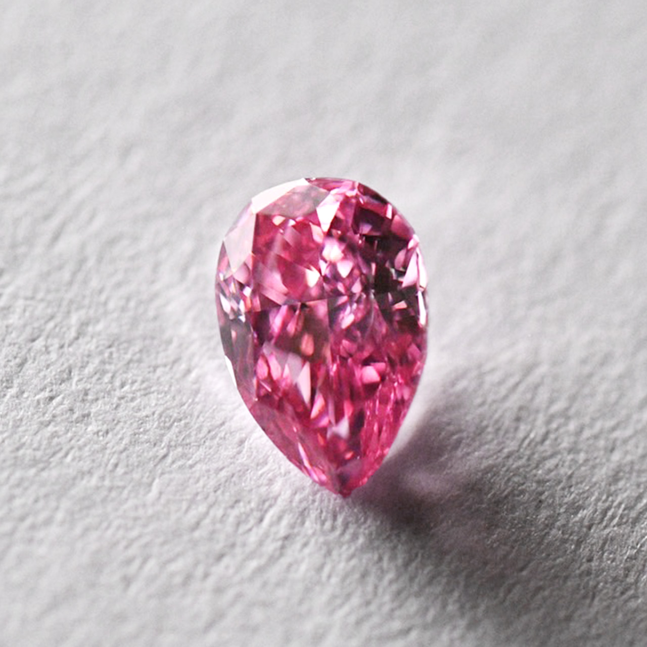 天然ファンシービビッドパープリッシュピンクダイヤモンドルース画像5の拡大画像｜0.22ct, Fancy Vivid Purplish Pink, Pear, VS-2, GIA