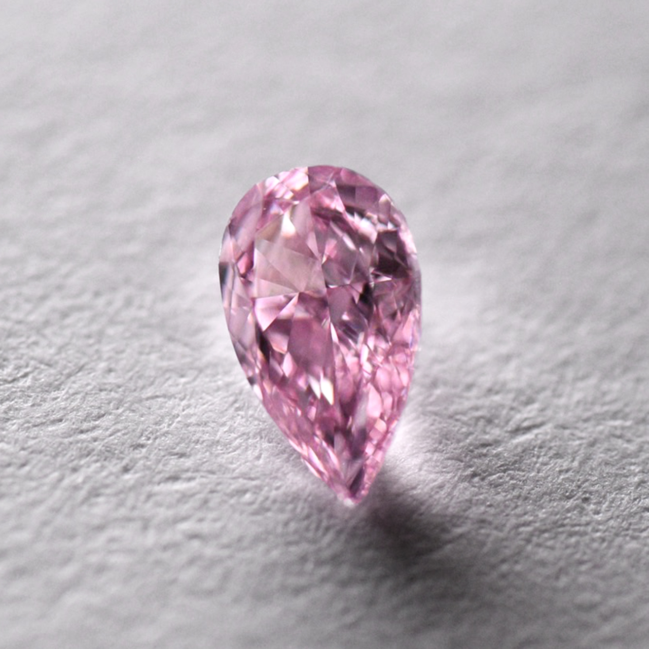 天然ファンシーインテンスパープリッシュピンクダイヤモンドルース画像2｜0.20ct, Fancy Intense Purplish Pink, Pear, VS-2, GIA/CGL