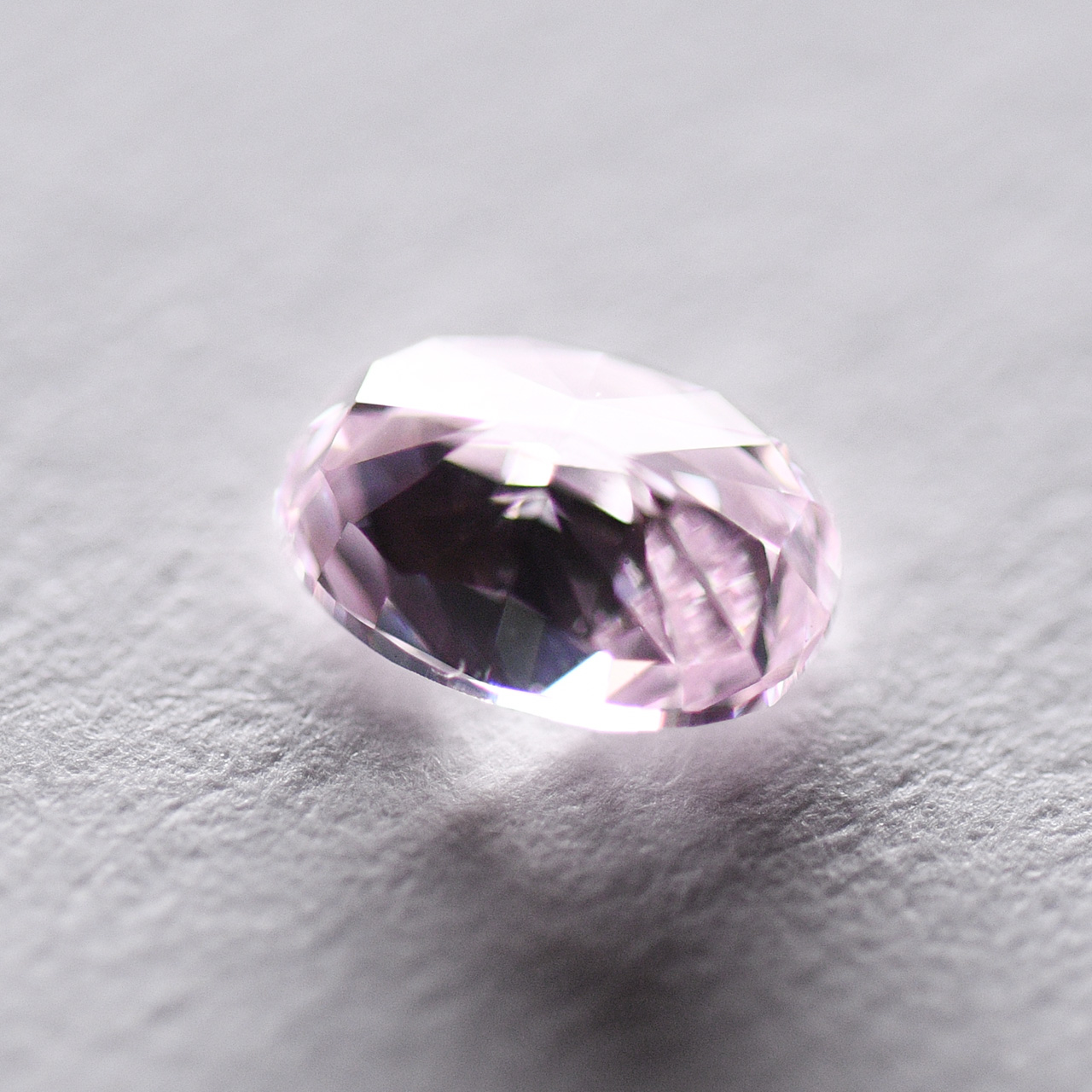 天然ファンシーライトピンクダイヤモンドルース画像3の拡大画像｜0.202ct, Fancy Light Pink, Oval Shape, VS-2, CGL