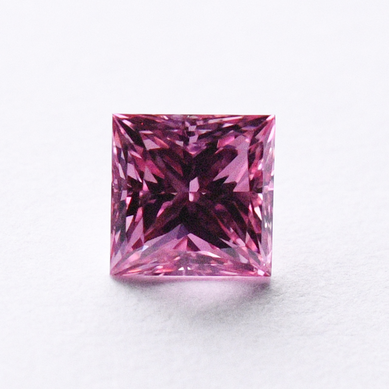 天然ファンシービビッドパープリッシュピンクダイヤモンドルース画像2の拡大画像｜0.25ct, Fancy Vivid Purplish Pink, Princess, VS-2, GIA