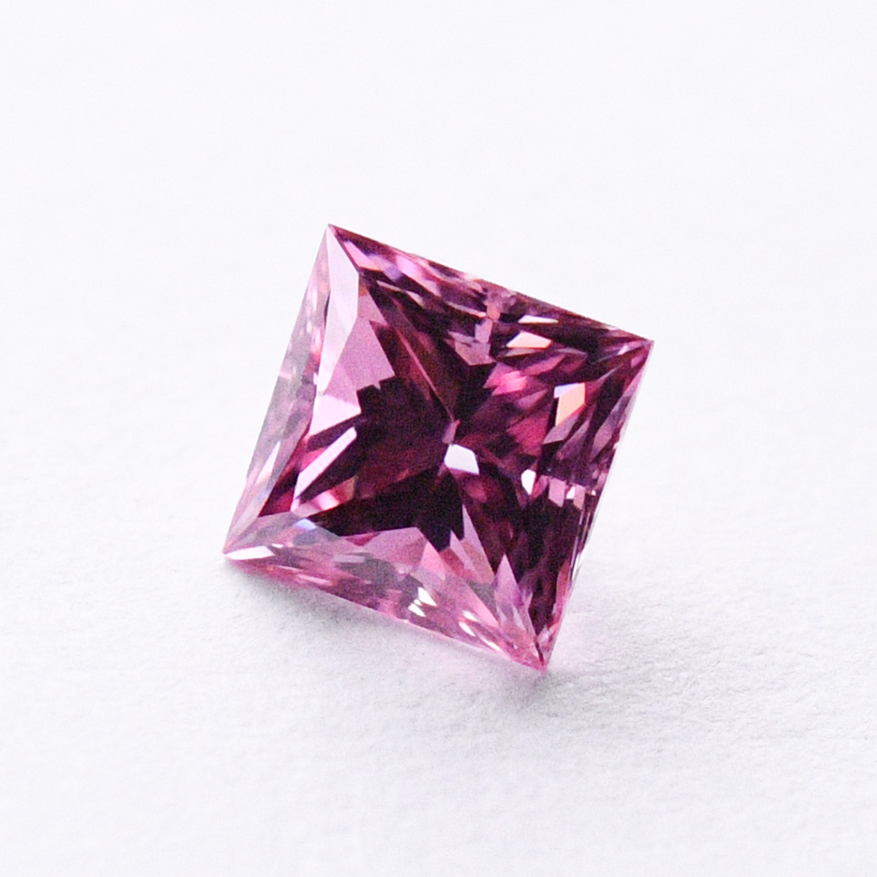 天然ファンシービビッドパープリッシュピンクダイヤモンドルース画像3の拡大画像｜0.25ct, Fancy Vivid Purplish Pink, Princess, VS-2, GIA