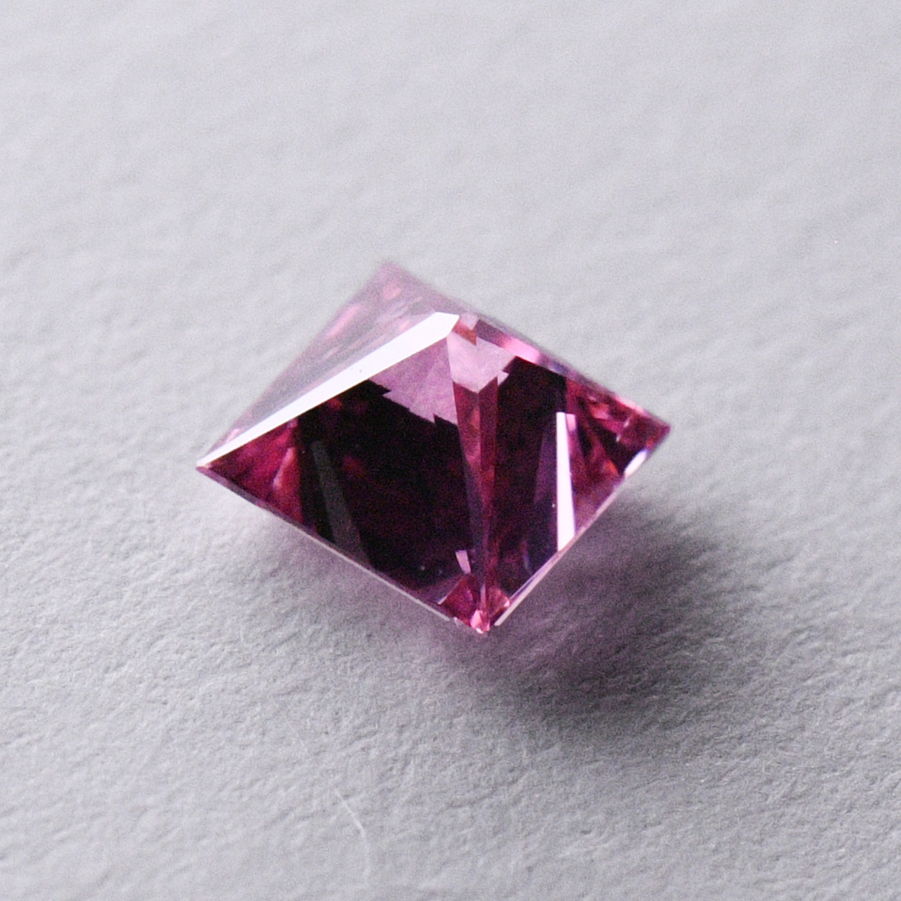 天然ファンシービビッドパープリッシュピンクダイヤモンドルース画像4の拡大画像｜0.25ct, Fancy Vivid Purplish Pink, Princess, VS-2, GIA