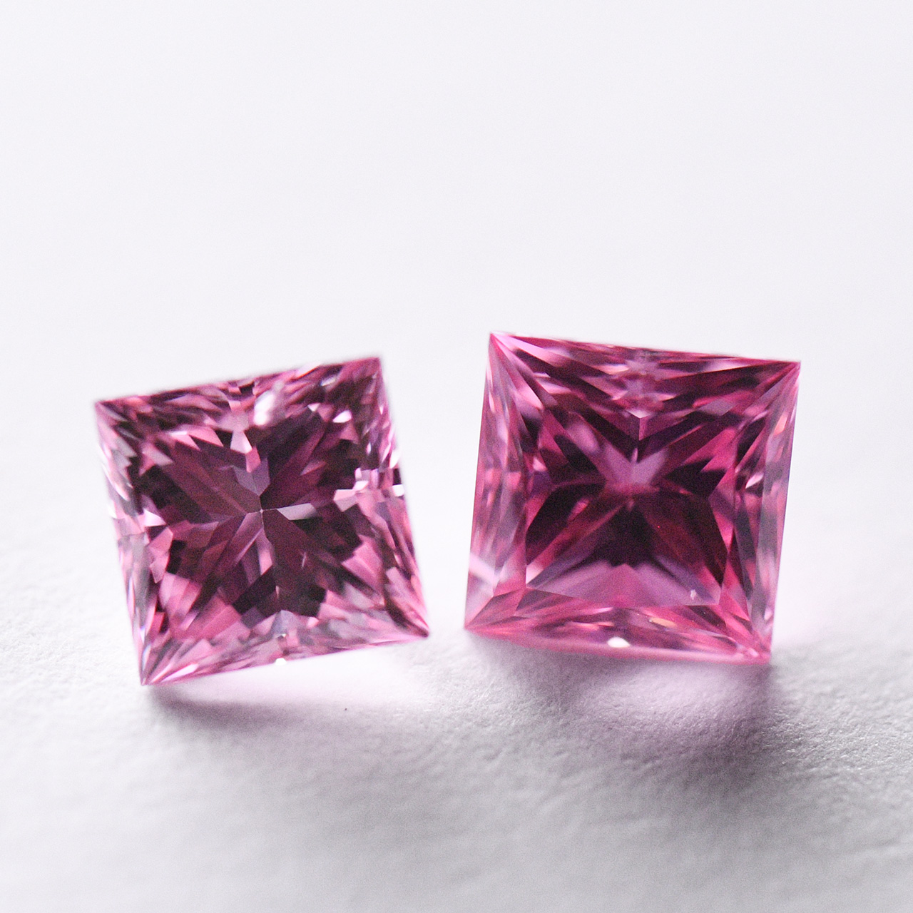 天然ファンシービビッドパープリッシュピンクダイヤモンドルース画像5の拡大画像｜0.25ct, Fancy Vivid Purplish Pink, Princess, VS-2, GIA