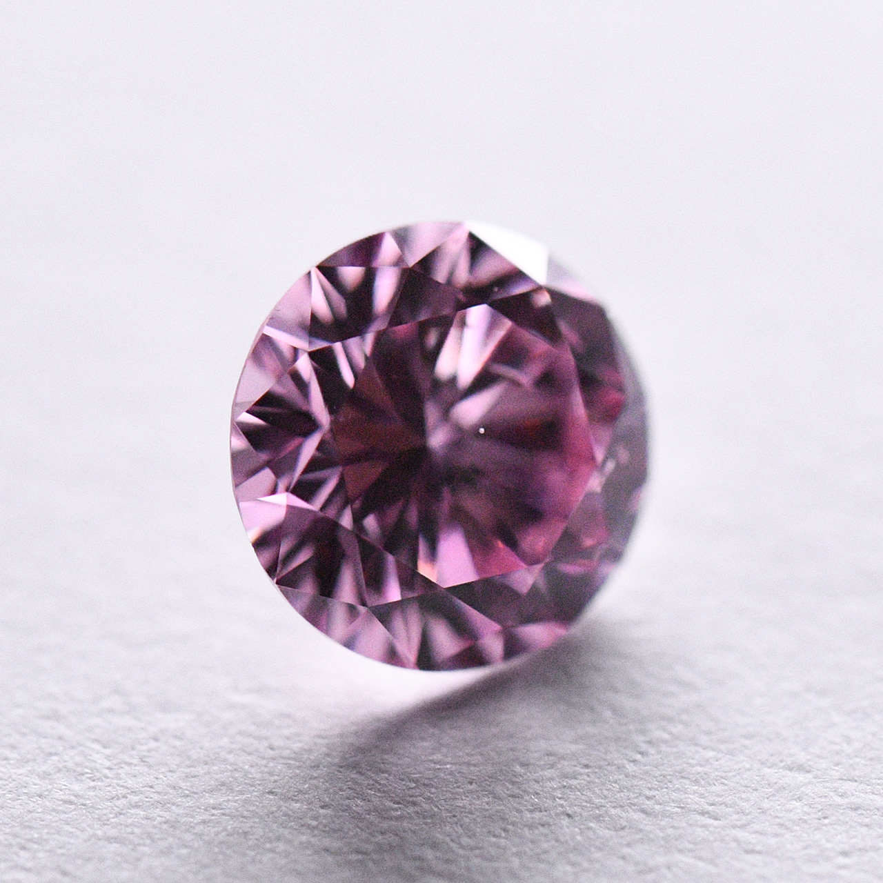 天然ファンシーインテンスパープリッシュピンクダイヤモンドルース画像5の拡大画像｜0.348ct, Fancy Intense Purplish Pink, Round Brilliant Cut, SI-1, CGL