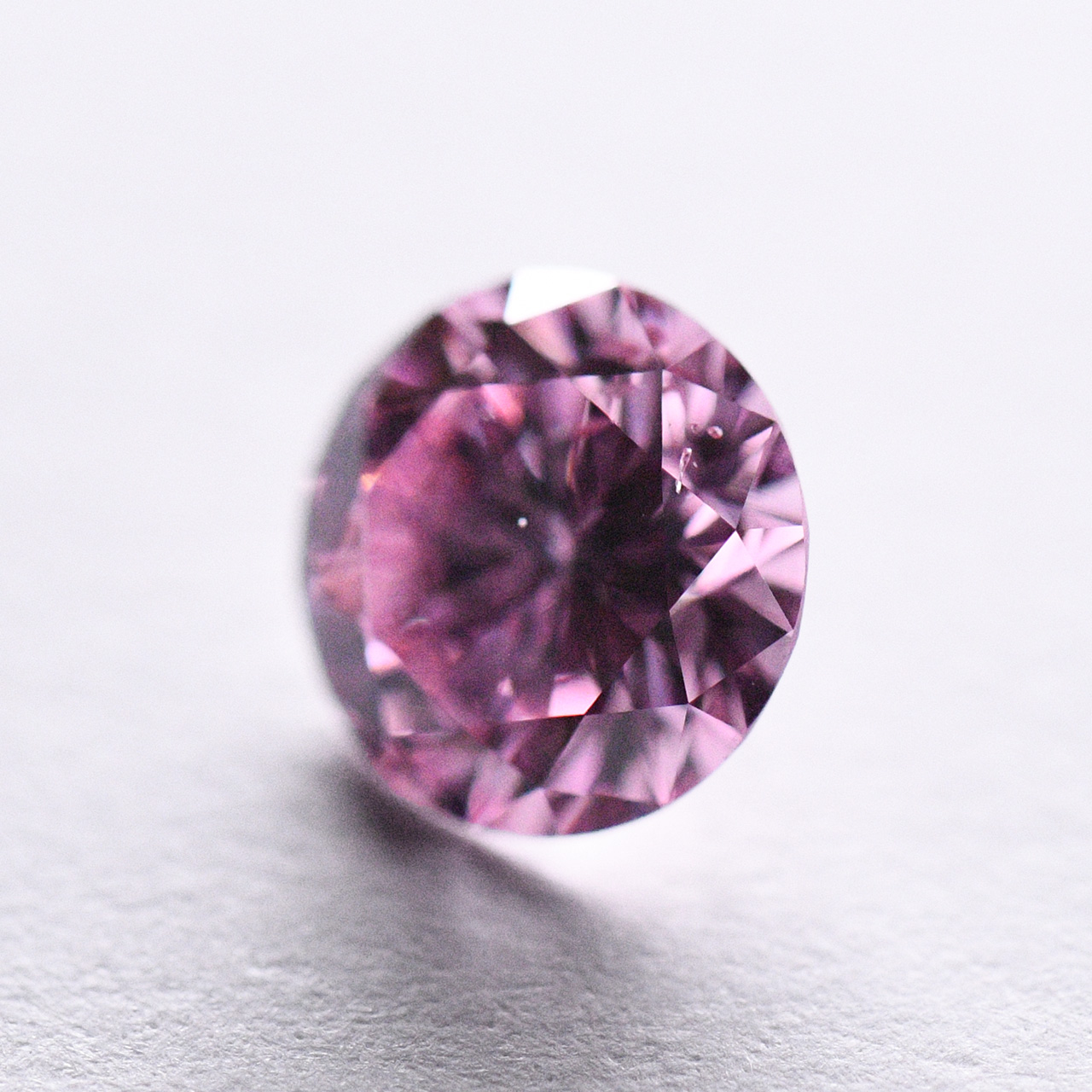 天然ファンシーインテンスパープリッシュピンクダイヤモンドルース画像7の拡大画像｜0.348ct, Fancy Intense Purplish Pink, Round Brilliant Cut, SI-1, CGL