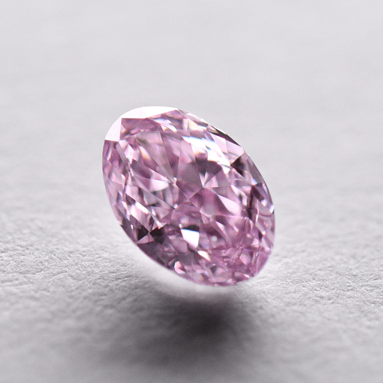 天然ファンシーパープリッシュピンクダイヤモンドルース画像2の拡大画像｜0.137ct, Fancy Purplish Pink, SI-1, Oval（楕円形）, CGLL