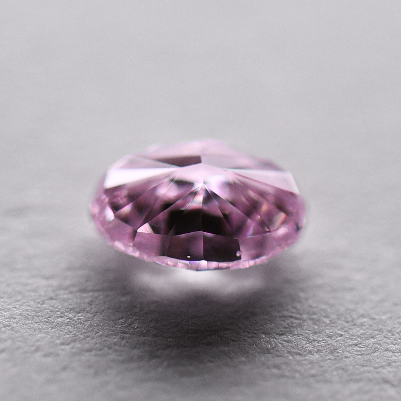 天然ファンシーパープリッシュピンクダイヤモンドルース画像5の拡大画像｜0.137ct, Fancy Purplish Pink, SI-1, Oval（楕円形）, CGLL