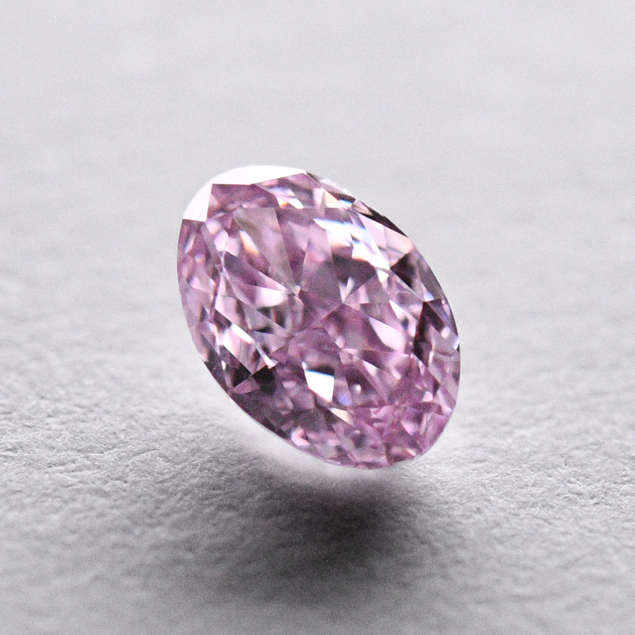 天然ファンシーパープリッシュピンクダイヤモンドルース画像6の拡大画像｜0.137ct, Fancy Purplish Pink, SI-1, Oval（楕円形）, CGLL