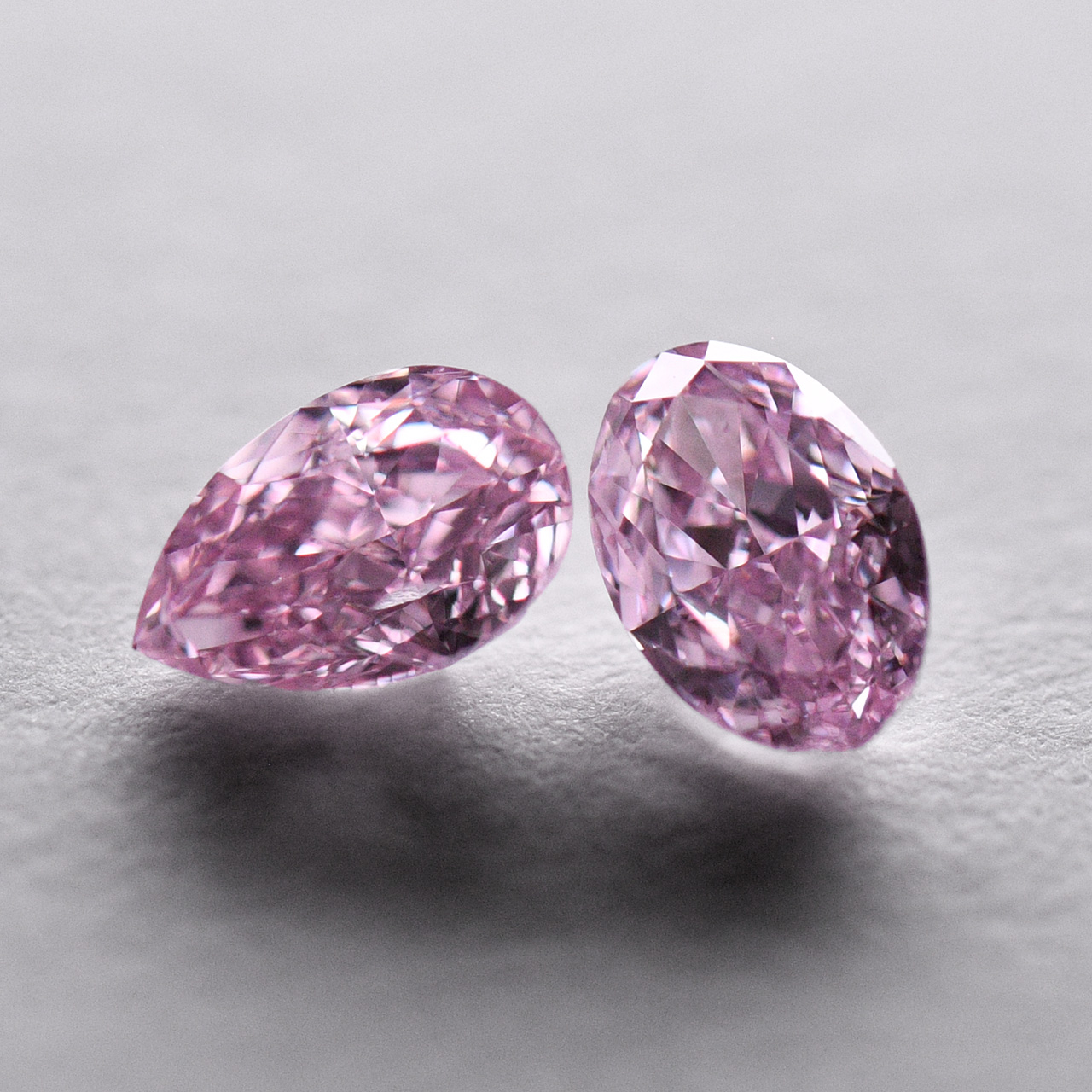 天然ファンシーパープリッシュピンクダイヤモンドルース画像8の拡大画像｜0.137ct, Fancy Purplish Pink, SI-1, Oval（楕円形）, CGLL