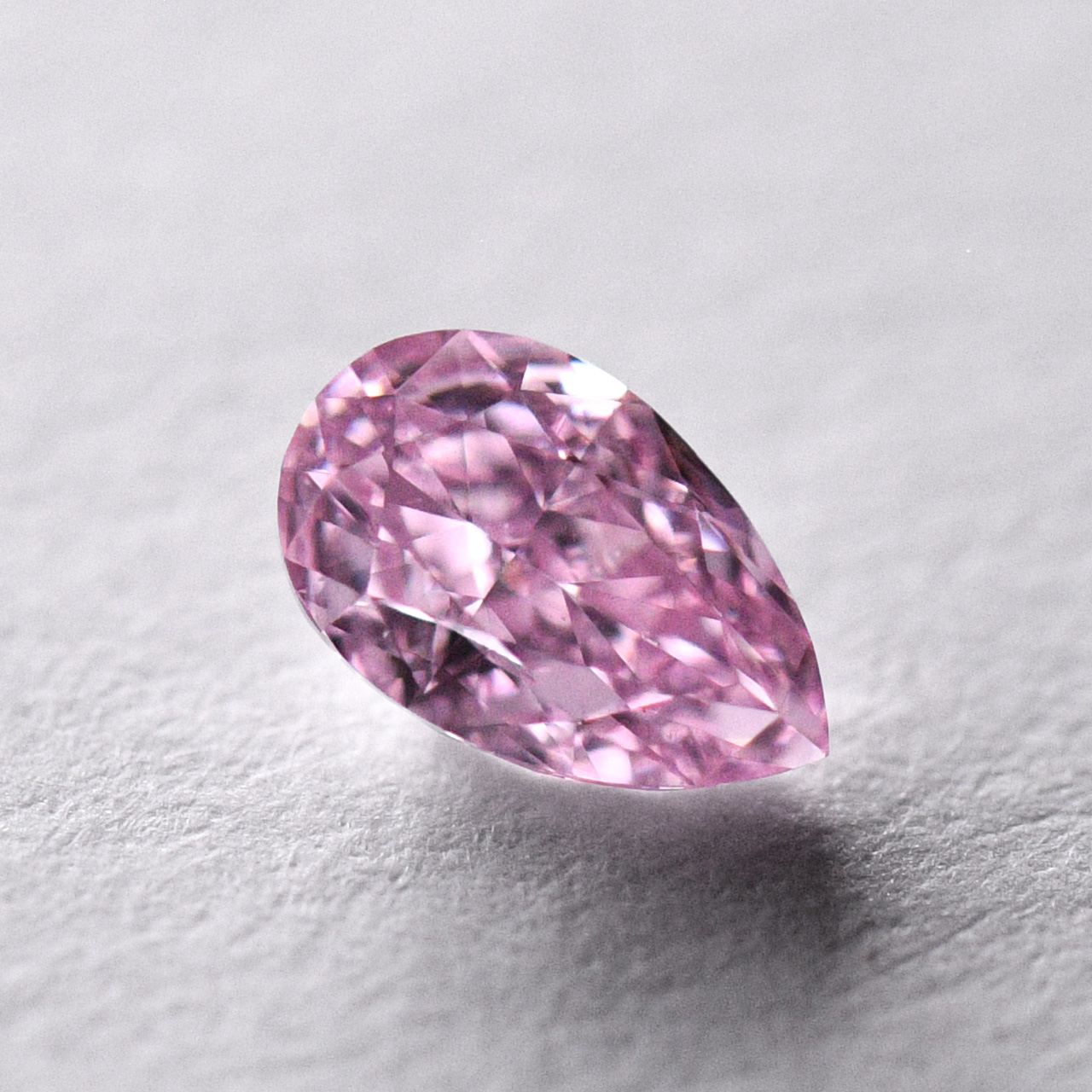 天然ファンシーパープリッシュピンクダイヤモンドルース画像2の拡大画像｜0.133ct, Fancy Purplish Pink, VS-2, Pear Shape（涙型）, CGL