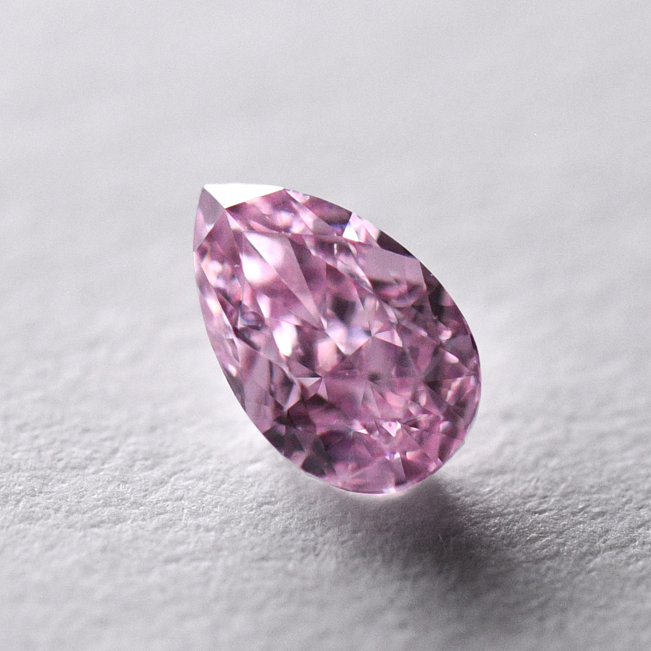 天然ファンシーパープリッシュピンクダイヤモンドルース画像3の拡大画像｜0.133ct, Fancy Purplish Pink, VS-2, Pear Shape（涙型）, CGL
