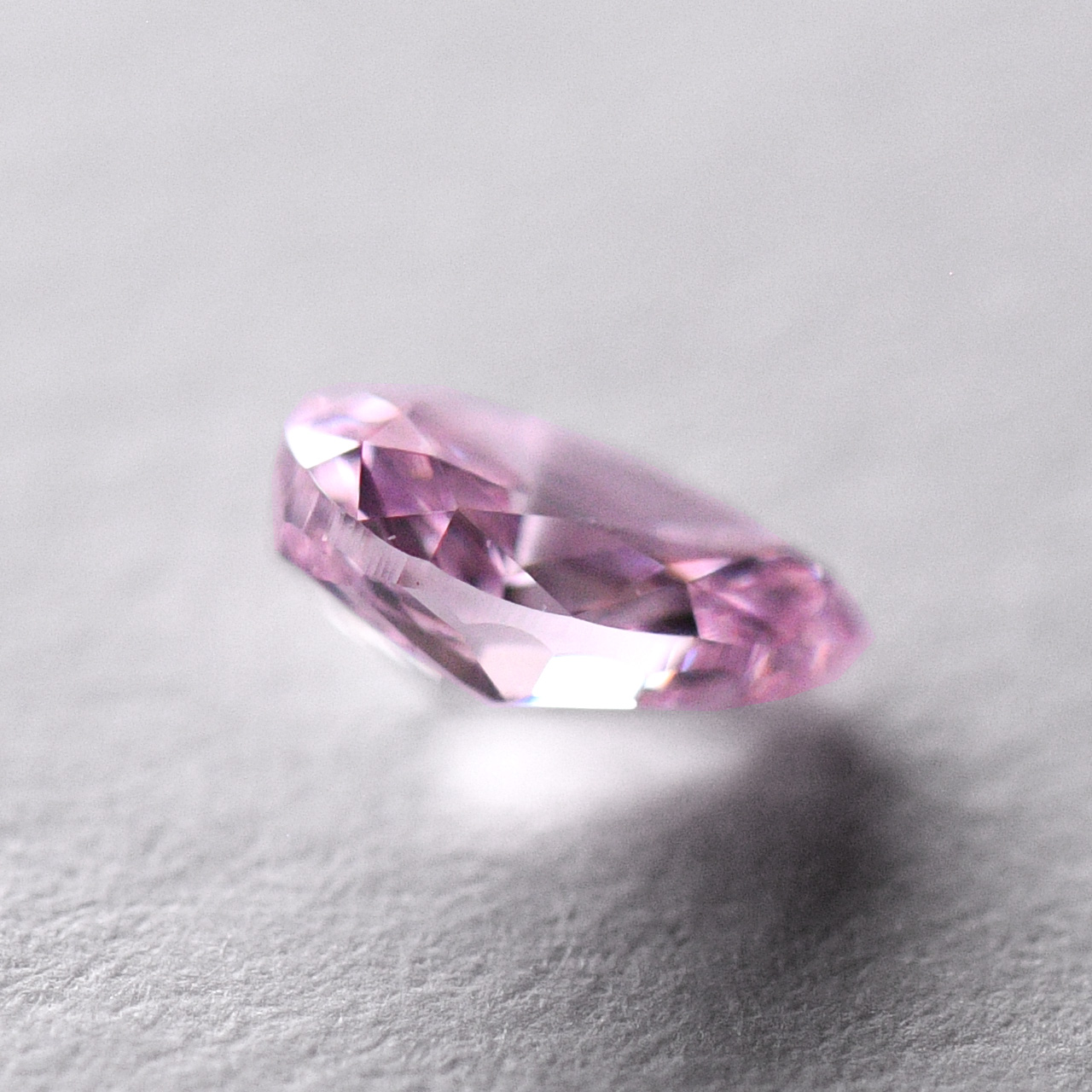 天然ファンシーパープリッシュピンクダイヤモンドルース画像4の拡大画像｜0.133ct, Fancy Purplish Pink, VS-2, Pear Shape（涙型）, CGL